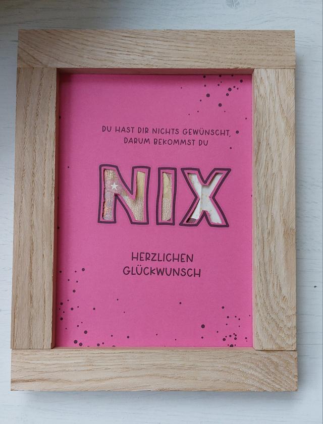 Schöne Geldgeschenk Verpackung in einem Holzrahmen, präsentiert von Easy-Sticks. Design mit dem Spruch "Du hast dir nichts gewünscht, darum bekommst du nix!" für Geburtstags- und Hochzeitsgeschenke.