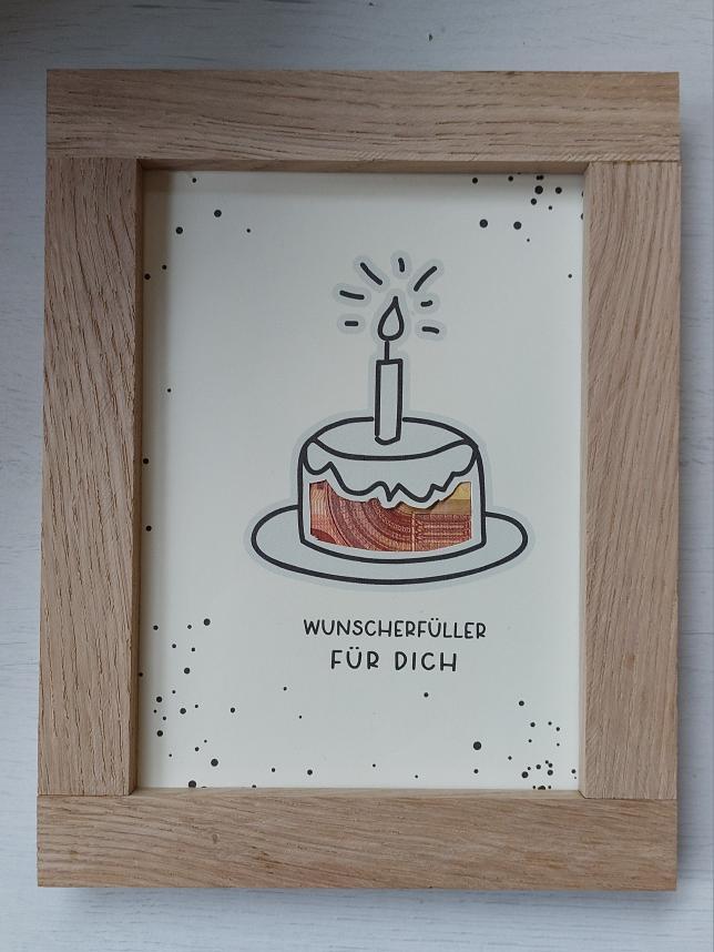 Elegante Rahmung der PDF Druckvorlage von Easy-Sticks. Präsentiert einen dekorativen Kuchen mit der Aufschrift 'Wunscherfüller für dich', ideal für persönliche Geldgeschenke.