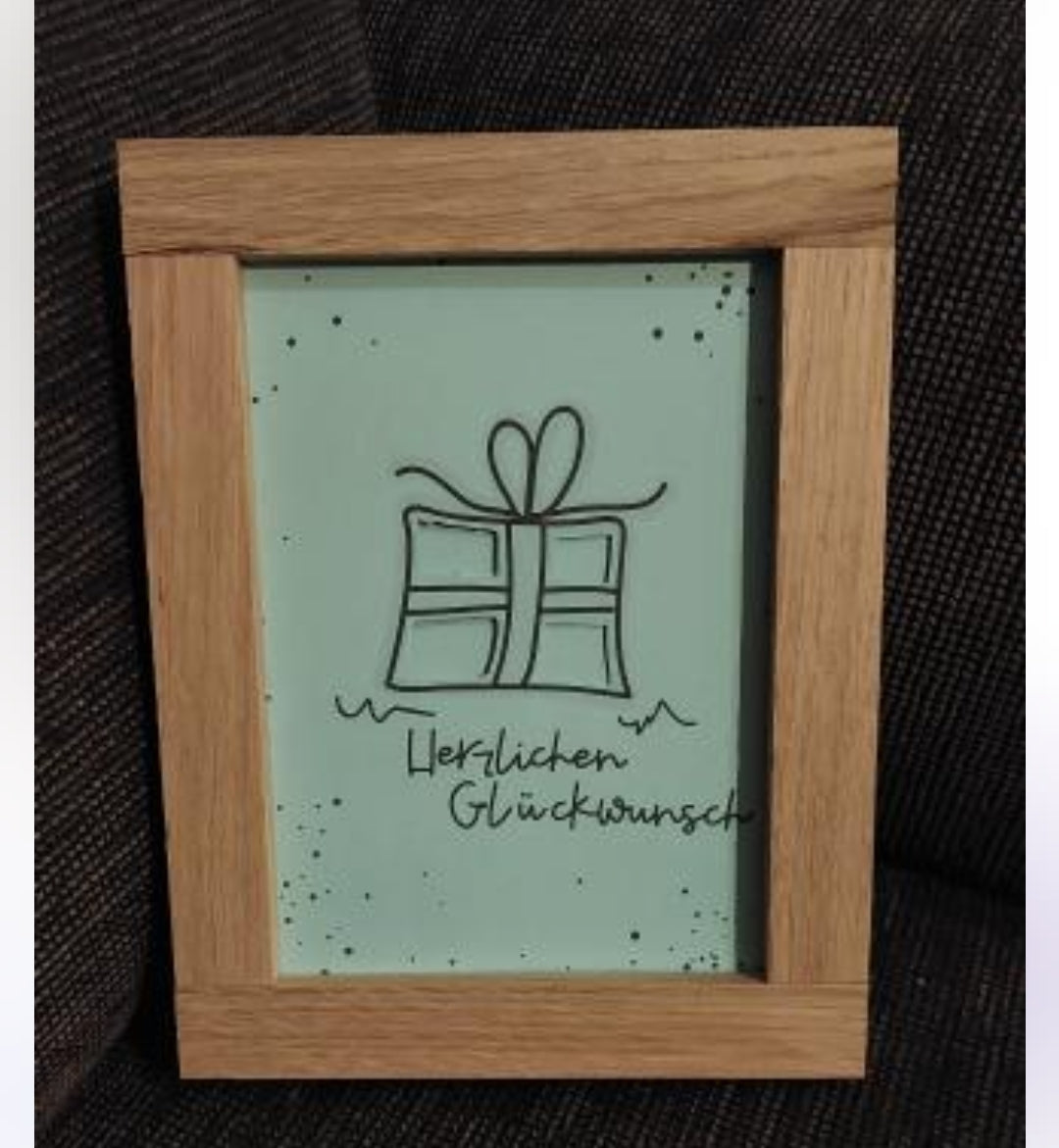 Kreative Geldgeschenk Idee für Geburtstage und Feiern von easy-sticks: Holzrahmen mit dem Motiv 'Herzlichen Glückwunsch', ideal für persönliche Geldgeschenke.