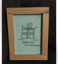 Kreative Geldgeschenk Idee für Geburtstage und Feiern von easy-sticks: Holzrahmen mit dem Motiv 'Herzlichen Glückwunsch', ideal für persönliche Geldgeschenke.