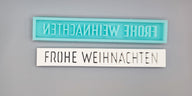 Zwei Silikonformen von Easy-Sticks mit dem Titel 'Easy-Sticks Silikonform - Frohe Weihnachten'. Die obere Form in Türkis zeigt den Schriftzug 'FROHE WEIHNACHTEN' und die untere Form in Weiß ist versehen mit der gleichen Inschrift in einer eleganten Schriftart.