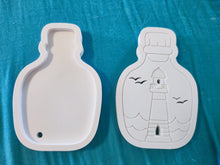 Lade das Bild in den Galerie-Viewer, Silikonform Lichtobjekt - Leuchtturm in Flasche von Easy-Sticks, zeigt eine detaillierte Gießform mit einem Leuchtturm-Design und einer Flasche, ideal für kreative Bastelprojekte und einzigartige Deko-Objekte.
