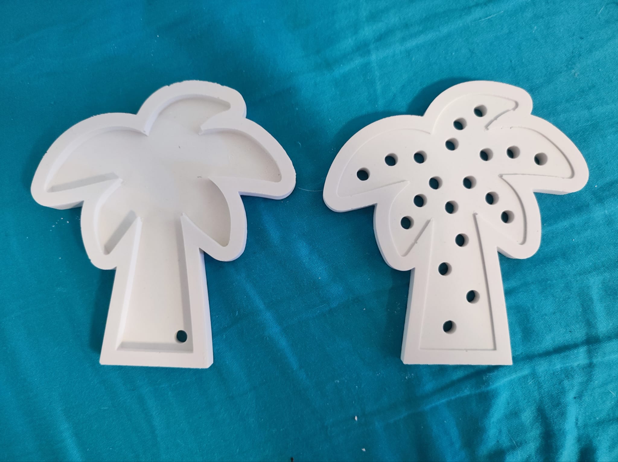 Zwei Silikonformen von Easy-Sticks in Form einer Palme, eine mit Löchern für kreative Bastelideen.