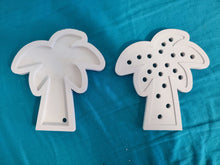 Lade das Bild in den Galerie-Viewer, Zwei Silikonformen von Easy-Sticks in Form einer Palme, eine mit Löchern für kreative Bastelideen.
