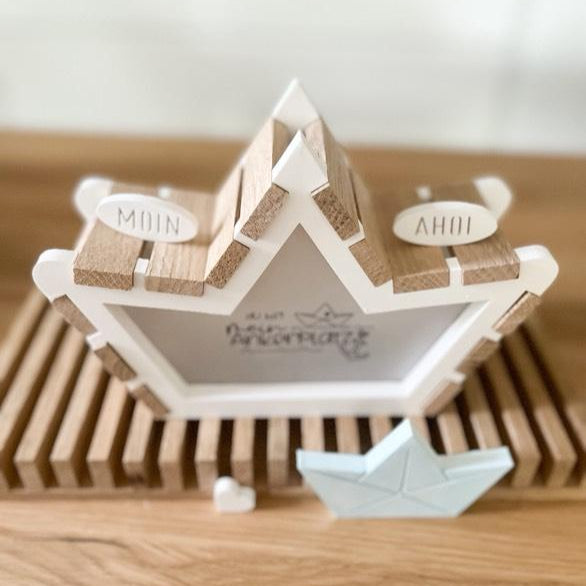 Schöne Darstellung einer Boot-Form von Easy-Sticks mit dem Titel 'Meer'. Fokus auf dem Schriftzug 'MOIN' und 'AHOI', umgeben von Holzdetails.