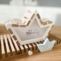Boot-Form von Easy-Sticks im Titel 'Meer', präsentiert mit dem Spruch 'MOIN' und 'AHOI' sowie einem kleinen, faltbaren Boot-Design auf einem Holzregal.