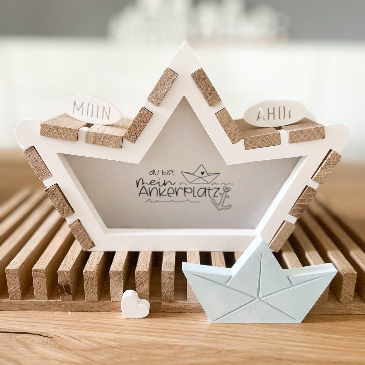 Kreative Dekoration mit der Easy-Sticks 5-in-1 Gießform - Schiffchen, zeigt ein Boot aus Holz mit den Aufschriften 'MOIN' und 'AHOI', ideal für DIY- Projekte.