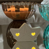 Leuchtendes Silikon-Boot Lichtobjekt von Easy-Sticks auf einem eleganten Tisch. Ideal für kreative Deko-Projekte und Geschenke.