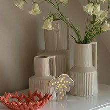 Lade das Bild in den Galerie-Viewer, Dekorative Palme Silikonform von Easy-Sticks, platziert in einem stilvollen Ambiente mit Vasen und Blumen.

