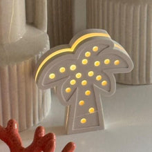 Lade das Bild in den Galerie-Viewer, Leuchtendes Silikonform Lichtobjekt Palme von Easy-Sticks, gestaltet für kreative Bastelprojekte und Deko, ideal zum sommerlichen Dekorieren.
