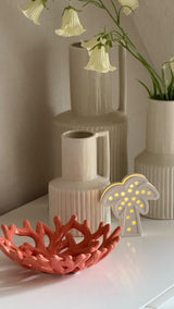 Silikonform Lichtobjekt - Palme von Easy-Sticks, dekorativ platziert zwischen stilvollen Vasen, mit einem leuchtenden Palmendesign, ideal für sommerliche Wohnakzente.