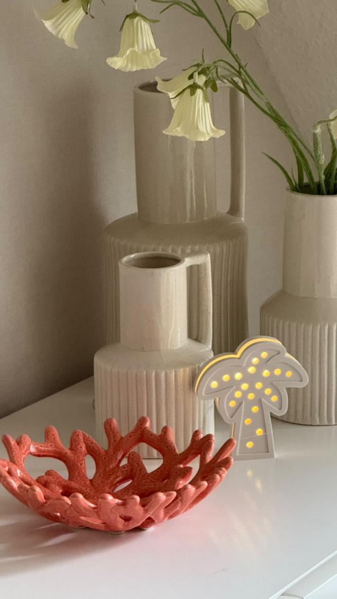 Silikonform Lichtobjekt - Palme von Easy-Sticks, dekorativ platziert zwischen stilvollen Vasen, mit einem leuchtenden Palmendesign, ideal für sommerliche Wohnakzente.