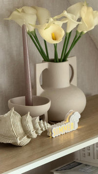 Dekoratives Arrangement mit dem Lichtobjekt "Sommer" und einer Palme auf einem Regal, ideal für sommerliche Inneneinrichtung, von Easy-Sticks.
