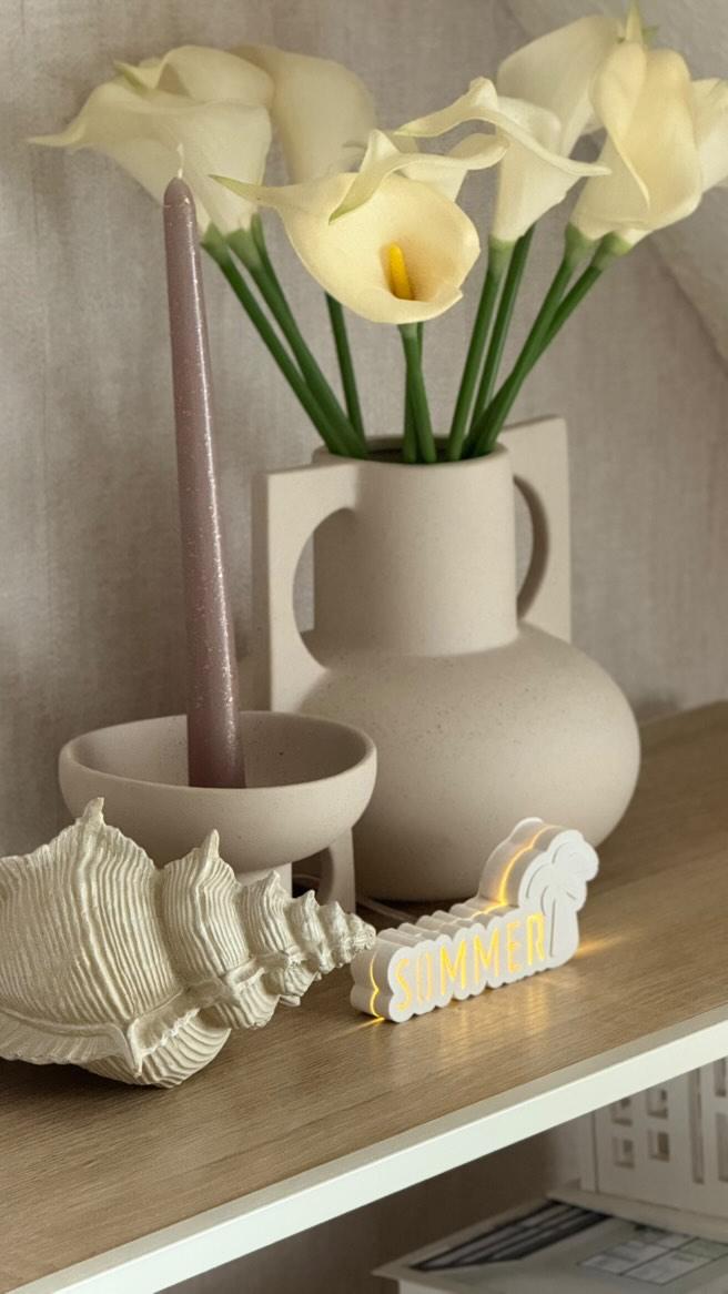 Dekoratives Arrangement mit dem Lichtobjekt "Sommer" und einer Palme auf einem Regal, ideal für sommerliche Inneneinrichtung, von Easy-Sticks.