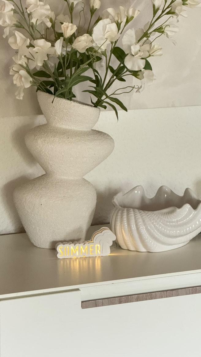 Stimmungsvolle Darstellung einer Blumenanordnung mit dem Lichtobjekt "Sommer" von Easy-Sticks, perfekt für jeden Anlass.