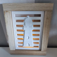 Silikonform - Leuchtturm Laterne Seitenteil von easy-sticks, die wunderschöne Laterne zeigt einen weißen Leuchtturm, umgeben von Holzrahmen, perfekt für kreative Bastelprojekte mit silikongieform.