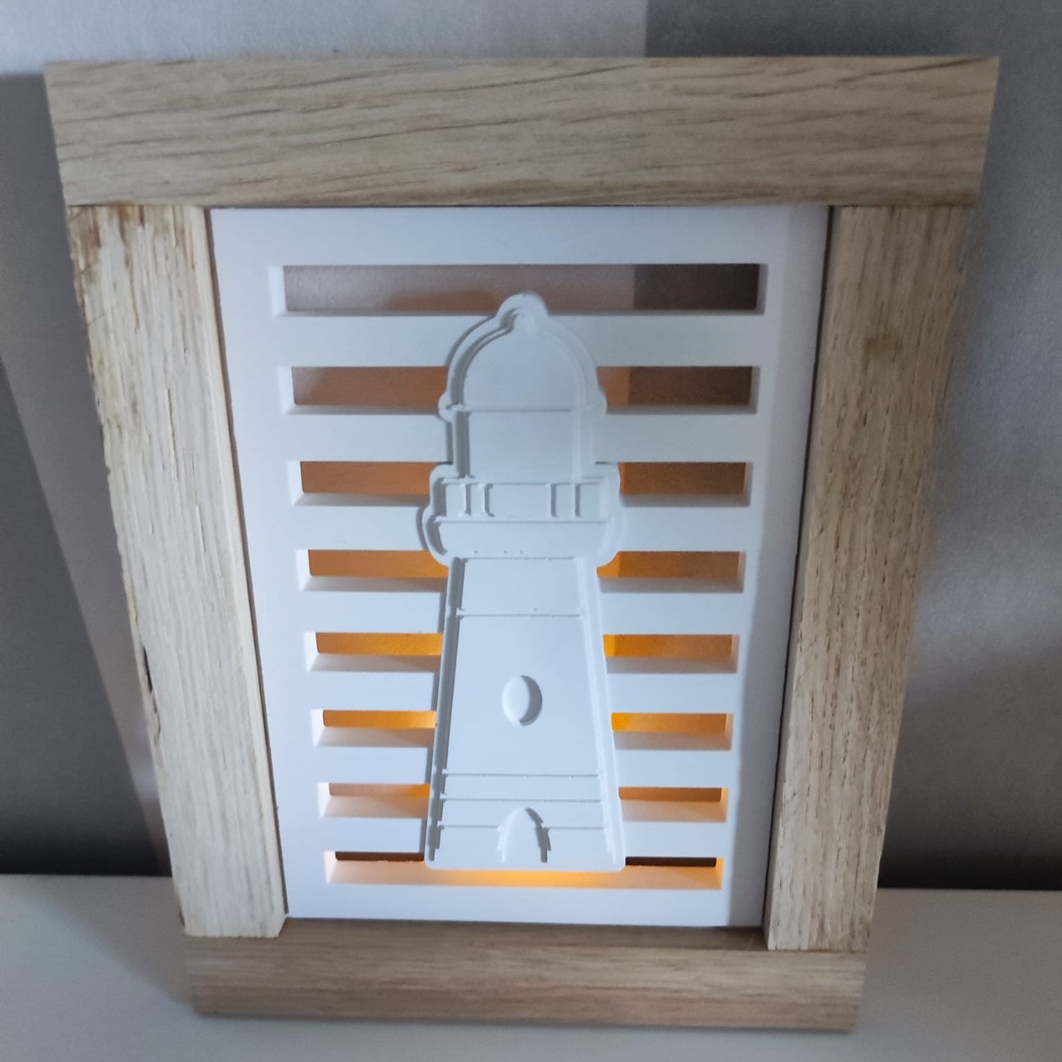 Silikonform - Leuchtturm Laterne Seitenteil von easy-sticks, die wunderschöne Laterne zeigt einen weißen Leuchtturm, umgeben von Holzrahmen, perfekt für kreative Bastelprojekte mit silikongieform.