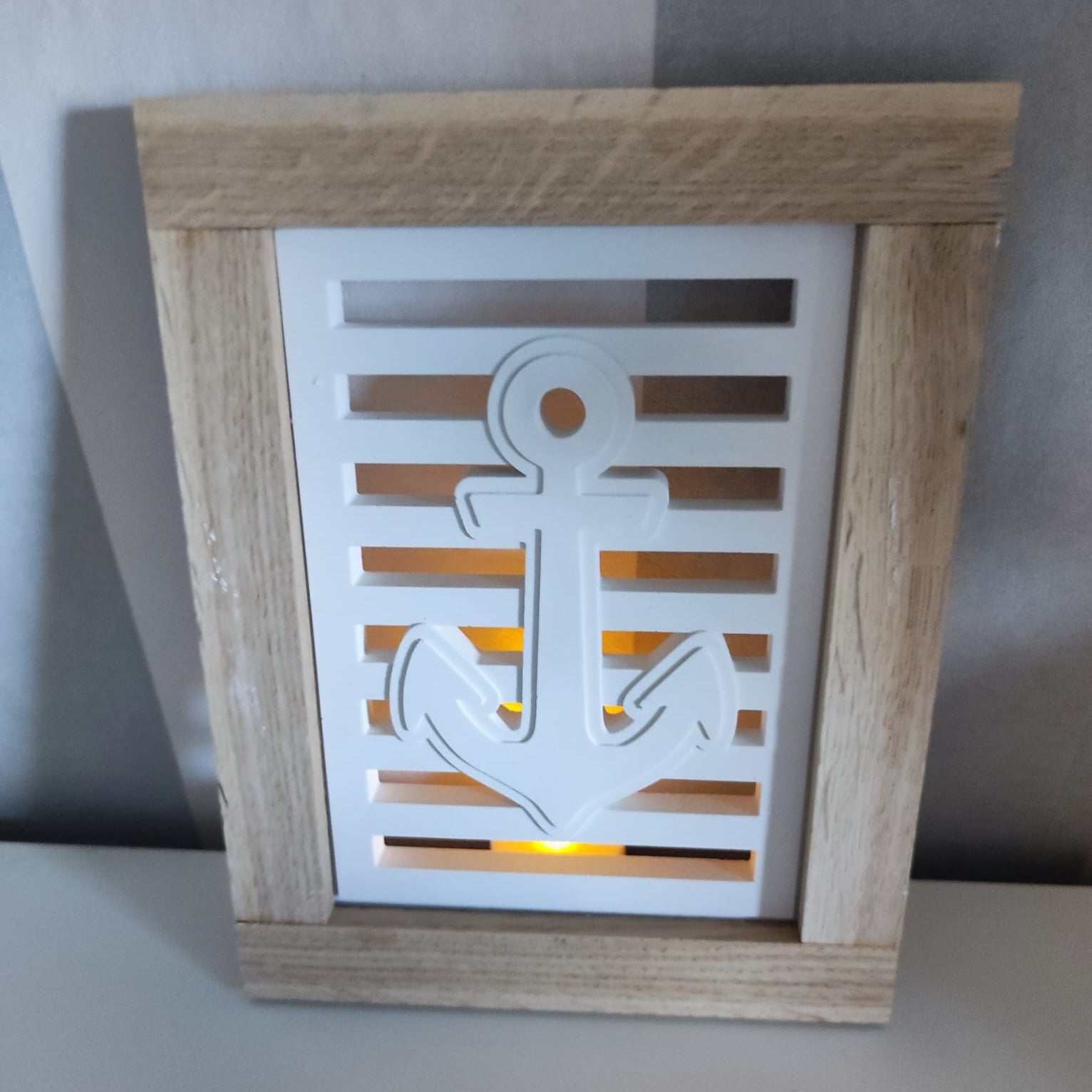 Eine kreative Laterne mit einem Anker-Design aus der Silikonform von easy-sticks, ideal für Bastelprojekte. Silikonform - Anker Laterne Seitenteil, silikongieform.