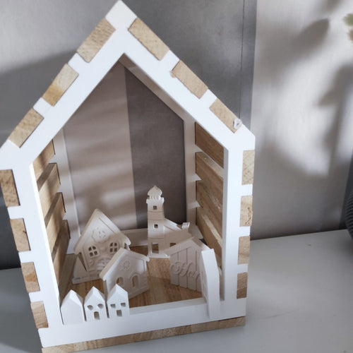 Verschiedene kleine Häuser im Inneren einer dekorativen Silikonform von Easy-Sticks, die große Silikonform - großes Easy-Sticks Haus mit kleinen Häusern zeigt und perfekt für kreative DIY-Projekte ist, #silikongieform.