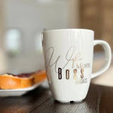 Tasse mit der Aufschrift 'Wife Mom Boss Badass', ideal für kreative Geschenke und zum Dekorieren mit der easy-sticks 2in1 Metallic Folie. Kunstvoll gestaltetes Porzellanmotiv in gold.