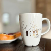 Tasse mit der Aufschrift 'Wife Mom Boss Badass', ideal für kreative Geschenke und zum Dekorieren mit der easy-sticks 2in1 Metallic Folie. Kunstvoll gestaltetes Porzellanmotiv in gold.