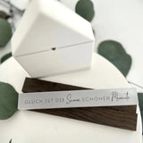 Holzplatte mit inspirierendem Spruch 'Glück ist die Summe schöner Momente', stilvolles Wohnaccessoire für ein gemütliches Ambiente, von easy-sticks, Rub on UV Sticker randlos Muttertag A5.