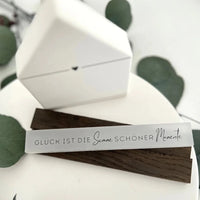Holzplatte mit inspirierendem Spruch 'Glück ist die Summe schöner Momente', stilvolles Wohnaccessoire für ein gemütliches Ambiente, von easy-sticks, Rub on UV Sticker randlos Muttertag A5.