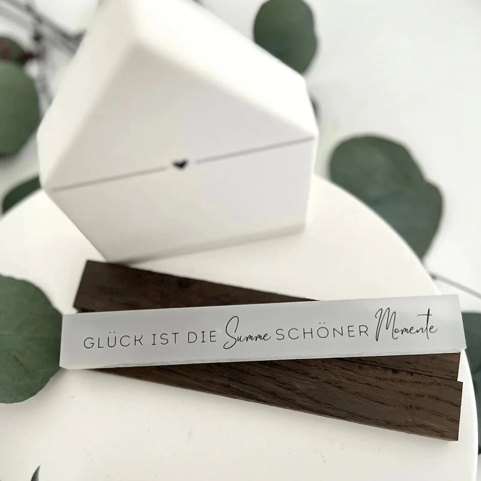 Holzplatte mit inspirierendem Spruch 'Glück ist die Summe schöner Momente', stilvolles Wohnaccessoire für ein gemütliches Ambiente, von easy-sticks, Rub on UV Sticker randlos Muttertag A5.