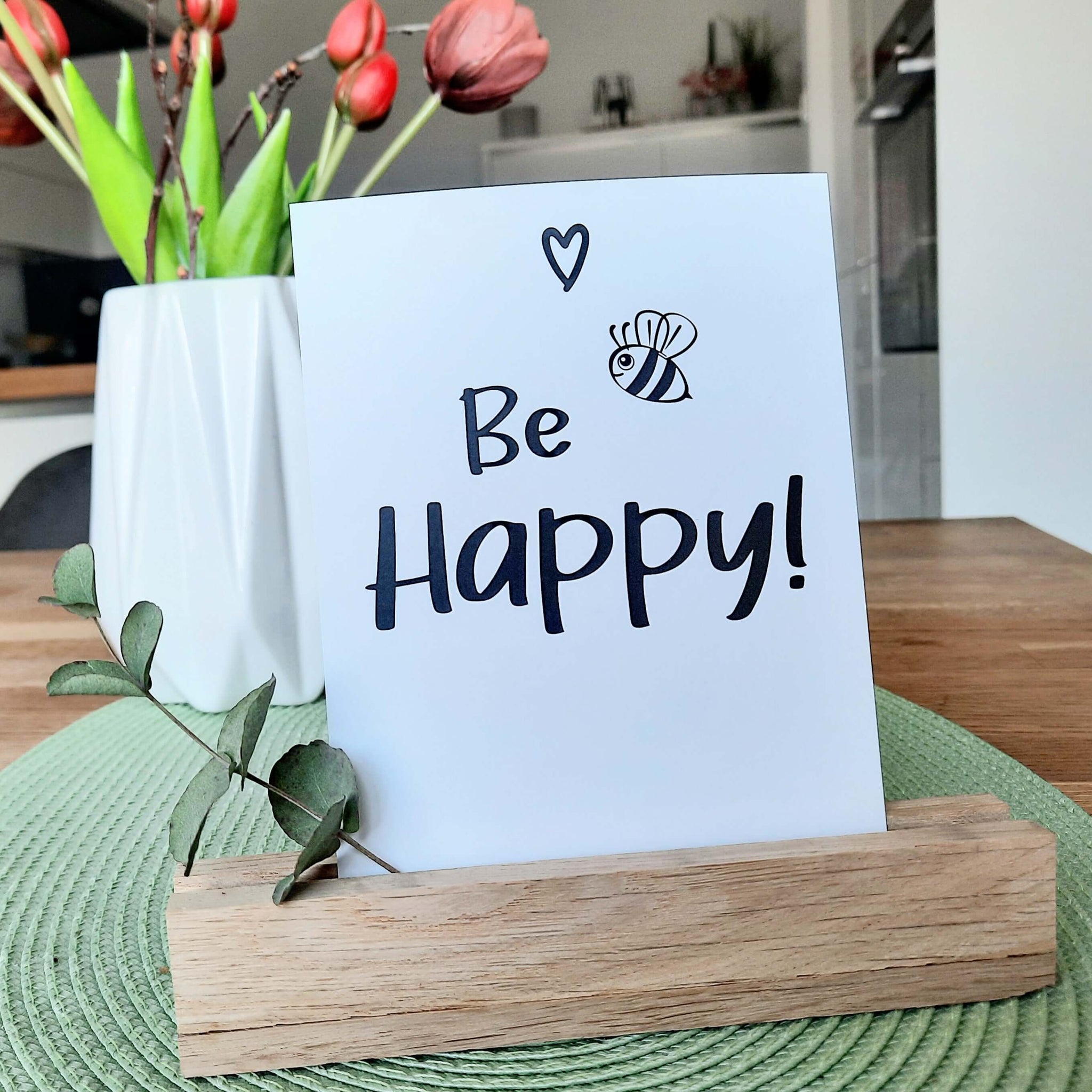 Postkarte mit dem motivierenden Spruch 'Be HAPPY!' und einer kleinen Biene, Teil des kreativen 6er Sets Happy von easy-sticks.