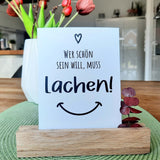 Postkarte mit dem Spruch 'Wer schön sein will, muss lachen!' in stilvollem Schriftzug, ideal für kreative Grüße - 6er Set Happy von easy-sticks.