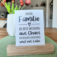 Postkarte mit dem Text "Unsere Familie - Die beste Mischung aus Chaos und viel Liebe" von easy-sticks, aus dem 6er Set Happy zum Ausdrucken, für persönliche Nachrichten.