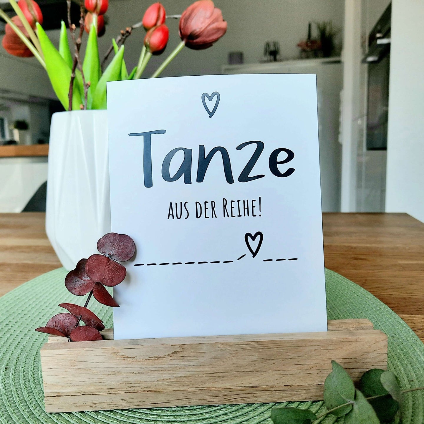 Postkarte mit dem Schriftzug "Tanze aus der Reihe!" von easy-sticks, Teil des 6er Set Happy, ideal zum Verschenken von Freude.