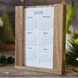 Eleganter DIY Kalender 2025 von easy-sticks in einem Holzrahmen, ideal als individuelles Geschenk für jeden Anlass.