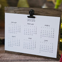 Der kompakte DIY Kalender 2025 von easy-sticks, präsentiert mit einer minimalistischen Klammer und einem natürlichen Holzrahmen, perfekt für den Schreibtisch und um besondere Momente festzuhalten.