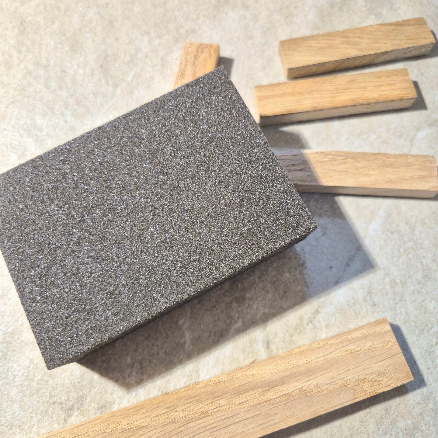 Toller Schleifschwamm zum Schleifen von Holz - wie den Easy-Sticks.