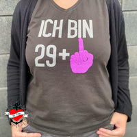 Person trägt ein T-Shirt mit dem Aufdruck "Ich bin 29+" in eleganten Farben, gestaltet mit der Plotterdatei von easy-sticks.