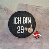 Runder Filzuntersetzer mit dem Spruch 'Ich bin 29+' und einem Handzeichen von easy-sticks, perfekt für kreative Bastelideen.