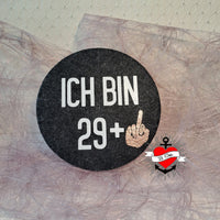 Runder Filzuntersetzer mit dem Spruch 'Ich bin 29+' und einem Handzeichen von easy-sticks, perfekt für kreative Bastelideen.