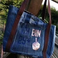 Stylische Tasche mit dem Design 'Ich bin 29+' von easy-sticks, kreativ gestaltet in Jeans-Optik, ideal für persönliche Projekte.