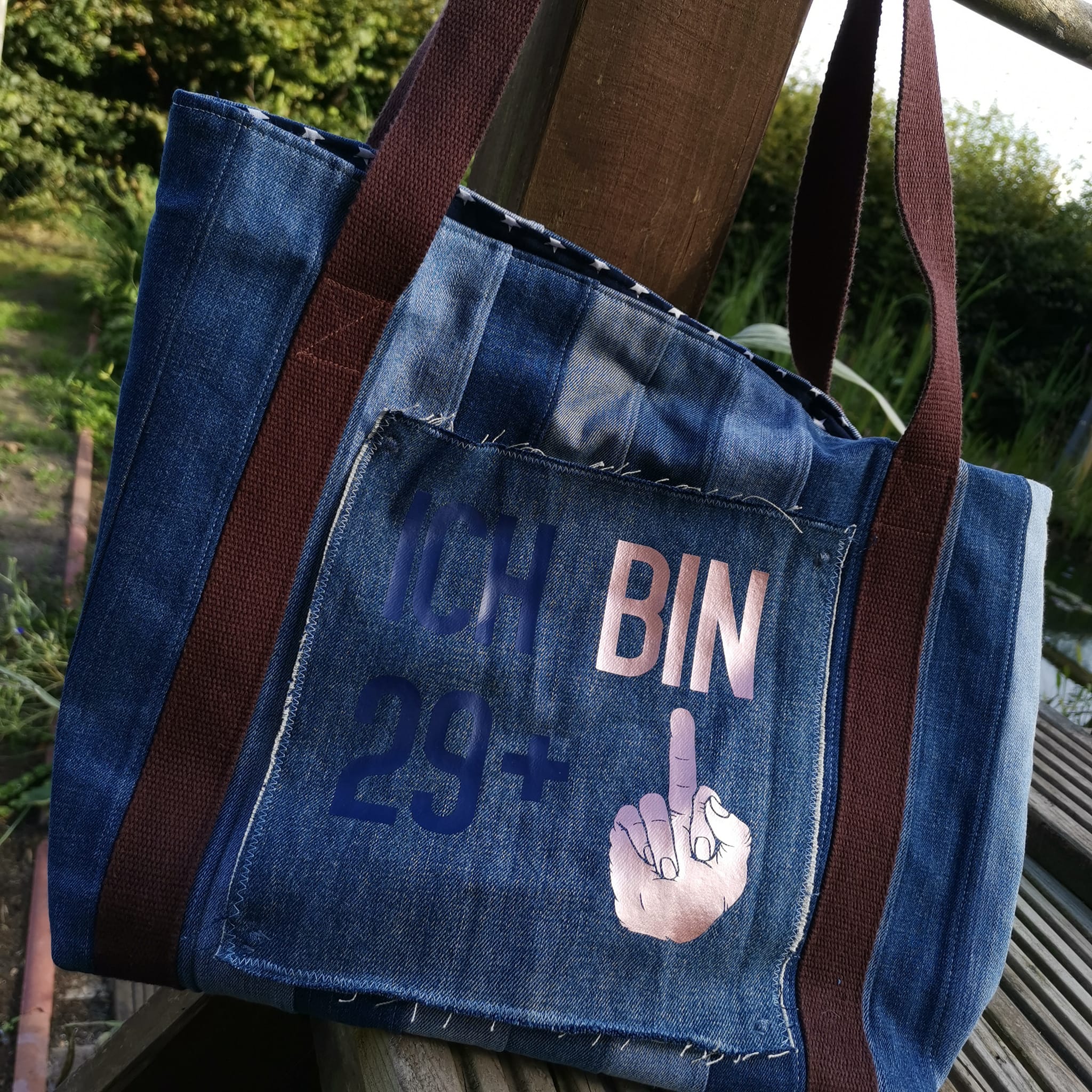 Stylische Tasche mit dem Design 'Ich bin 29+' von easy-sticks, kreativ gestaltet in Jeans-Optik, ideal für persönliche Projekte.