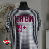Gestreiftes T-Shirt, das mit der "Ich bin 29+" Plotterdatei von easy-sticks verziert ist und ein modernes Design zeigt.