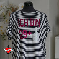 Gestreiftes T-Shirt, das mit der "Ich bin 29+" Plotterdatei von easy-sticks verziert ist und ein modernes Design zeigt.