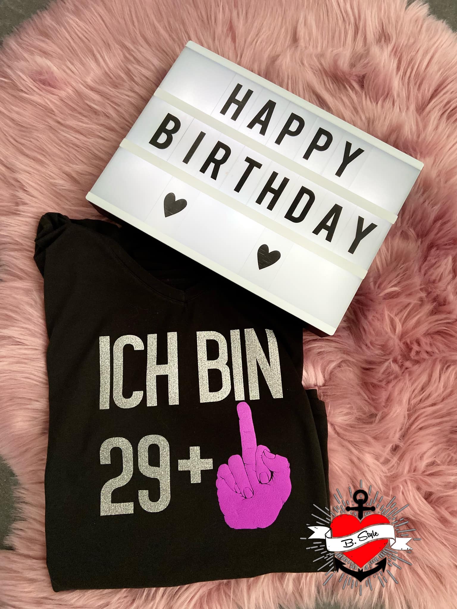 T-Shirt mit dem witzigen Spruch 'Ich bin 29+' von easy-sticks, kombiniert mit einer festlichen Happy Birthday Leuchttafel.