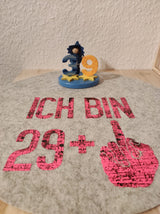 Kreativer Filzuntersetzer mit dem Schriftzug 'Ich bin 29+' von easy-sticks, verziert mit einer bunten Figur zur Feier von Geburtstagen.
