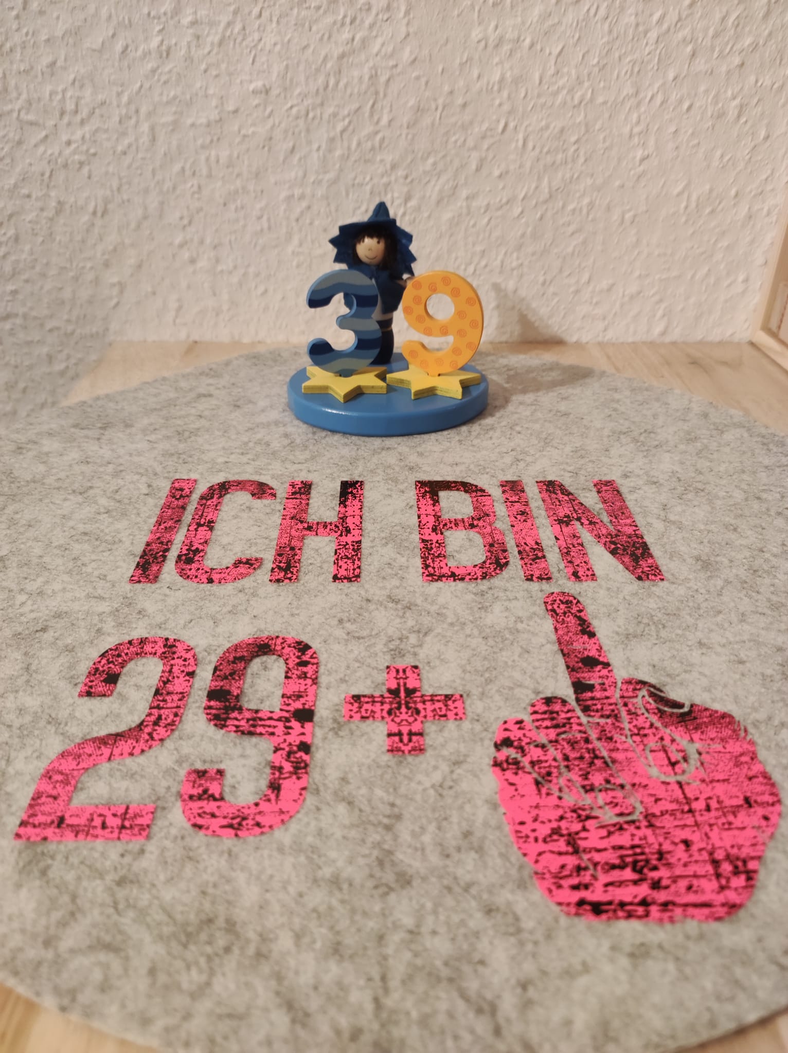 Kreativer Filzuntersetzer mit dem Schriftzug 'Ich bin 29+' von easy-sticks, verziert mit einer bunten Figur zur Feier von Geburtstagen.