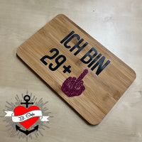 Holzplatte mit dem Aufdruck "ICH BIN 29+" und einem glitzernden Handzeichen, entworfen von easy-sticks, ideal für kreative Projekte.