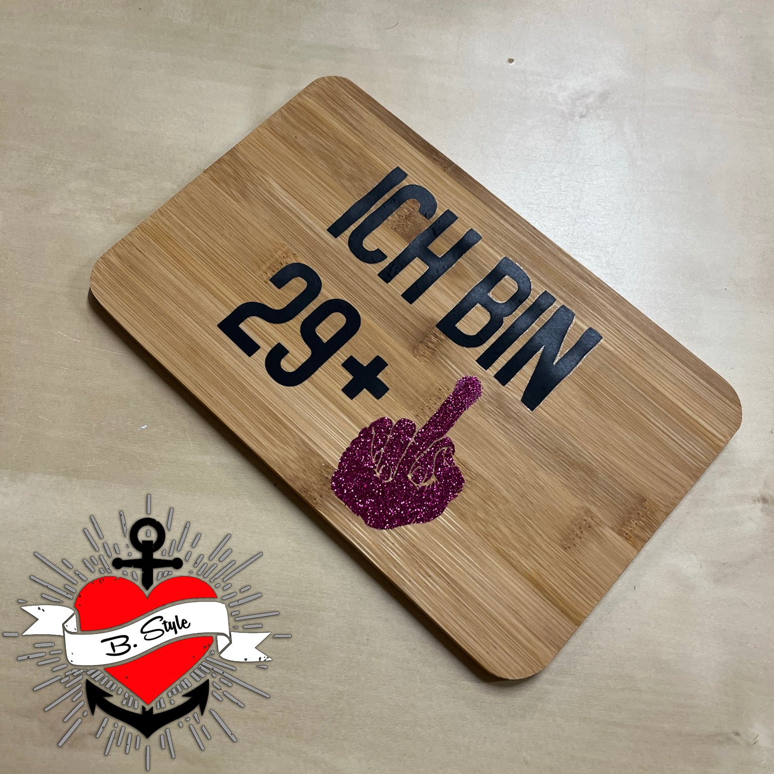 Holzplatte mit dem Aufdruck "ICH BIN 29+" und einem glitzernden Handzeichen, entworfen von easy-sticks, ideal für kreative Projekte.