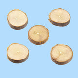 Fünf kreative 10mm, 15mm und 20mm Holzscheiben von easy-sticks, ideal für individuelle Bastelprojekte auf blauem Hintergrund.