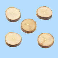 Fünf kreative 10mm, 15mm und 20mm Holzscheiben von easy-sticks, ideal für individuelle Bastelprojekte auf blauem Hintergrund.