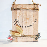 Holzschild mit dem Spruch 'Home sweet Home', dekoriert mithilfe der Plotterdatei '35 Sprüche gebogen' von easy-sticks.